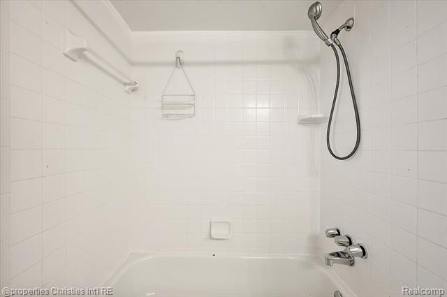 Builiding view fifty three for 6386 Thorncrest, Bloomfield Hills, MI. 48301