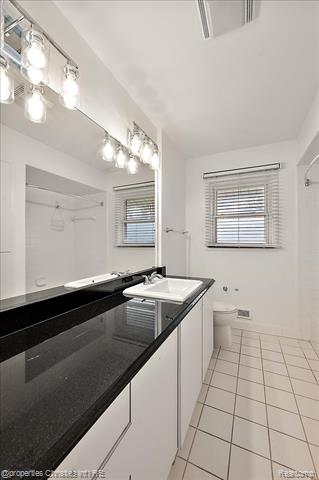 Builiding view fifty two for 6386 Thorncrest, Bloomfield Hills, MI. 48301