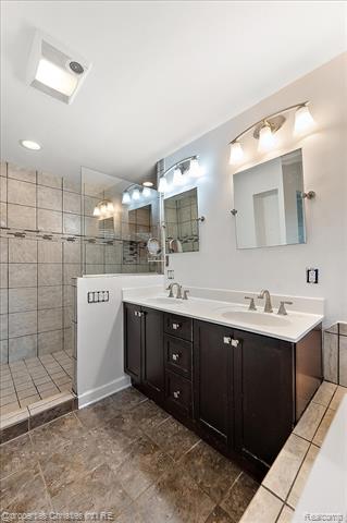 Builiding view fifty for 6386 Thorncrest, Bloomfield Hills, MI. 48301