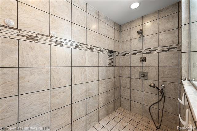 Builiding view forty eight for 6386 Thorncrest, Bloomfield Hills, MI. 48301