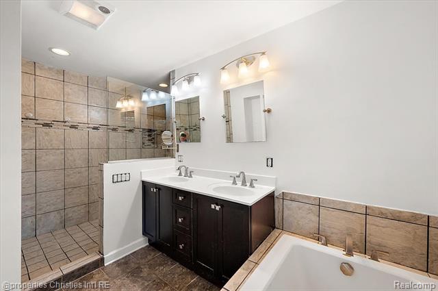 Builiding view forty five for 6386 Thorncrest, Bloomfield Hills, MI. 48301