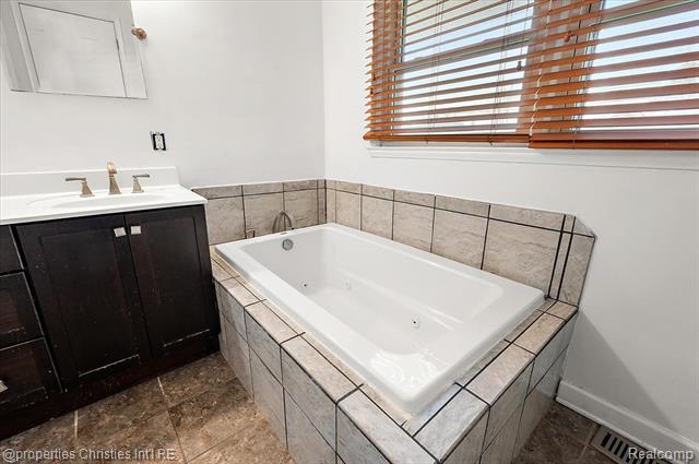 Builiding view forty seven for 6386 Thorncrest, Bloomfield Hills, MI. 48301