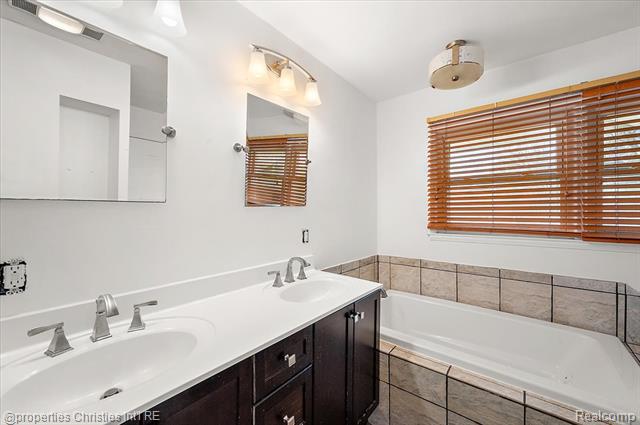 Builiding view forty six for 6386 Thorncrest, Bloomfield Hills, MI. 48301