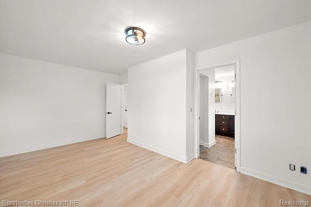 Builiding view forty two for 6386 Thorncrest, Bloomfield Hills, MI. 48301