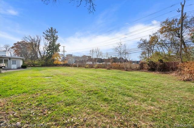 Builiding view sixty eight for 6386 Thorncrest, Bloomfield Hills, MI. 48301