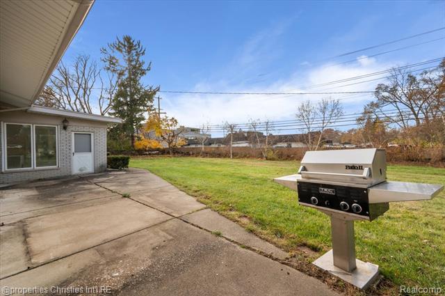 Builiding view sixty nine for 6386 Thorncrest, Bloomfield Hills, MI. 48301