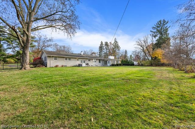 Builiding view sixty seven for 6386 Thorncrest, Bloomfield Hills, MI. 48301