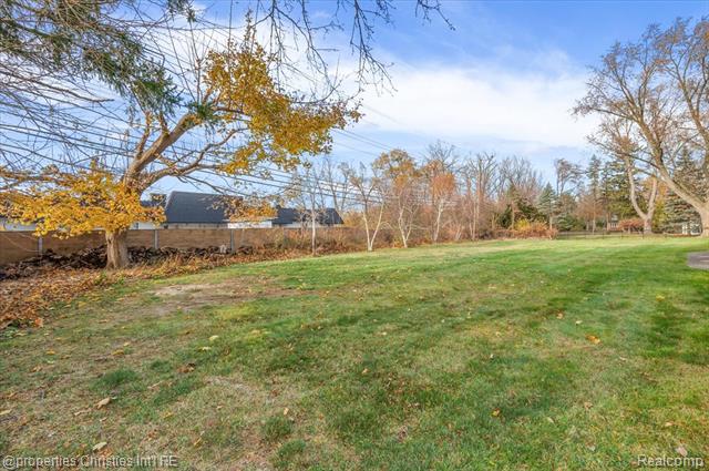 Builiding view sixty three for 6386 Thorncrest, Bloomfield Hills, MI. 48301