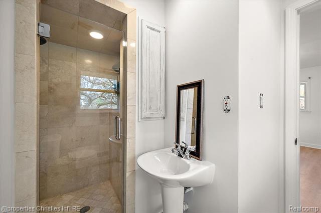 Builiding view thirty five for 6386 Thorncrest, Bloomfield Hills, MI. 48301