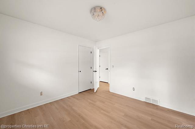 Builiding view thirty four for 6386 Thorncrest, Bloomfield Hills, MI. 48301