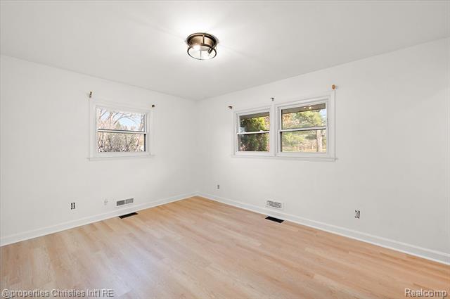 Builiding view thirty nine for 6386 Thorncrest, Bloomfield Hills, MI. 48301