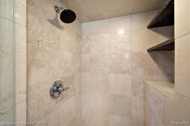 Builiding view thirty seven for 6386 Thorncrest, Bloomfield Hills, MI. 48301