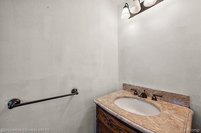 Builiding view twenty three for 6386 Thorncrest, Bloomfield Hills, MI. 48301