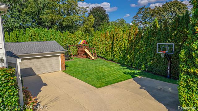 Builiding view thirty three for 182 S Chewton, Bloomfield Hills, MI. 48301