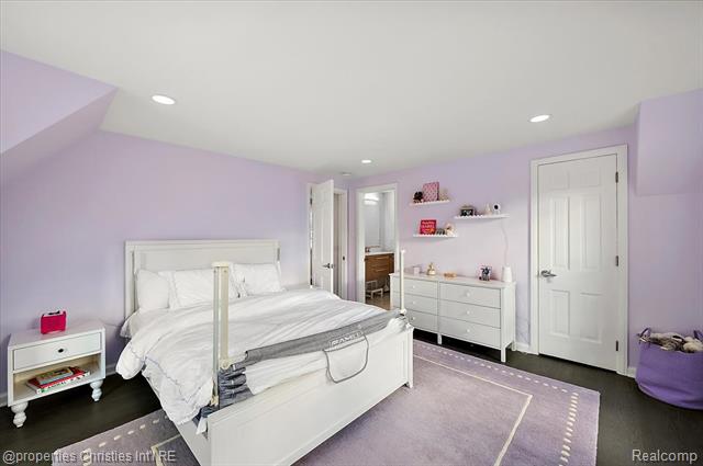 Builiding view forty four for 180 Pilgrim, Birmingham, MI. 48009