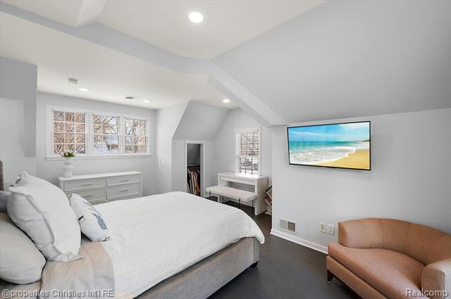 Builiding view forty for 180 Pilgrim, Birmingham, MI. 48009