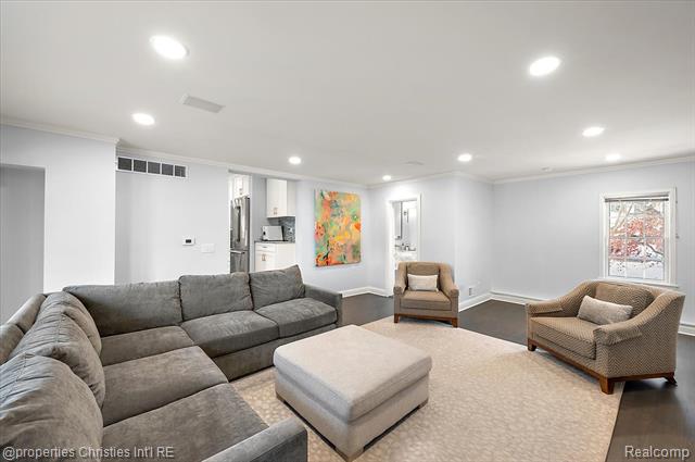 Builiding view nineteen for 180 Pilgrim, Birmingham, MI. 48009