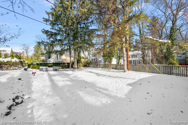 Builiding view sixty one for 180 Pilgrim, Birmingham, MI. 48009