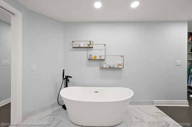 Builiding view thirty three for 180 Pilgrim, Birmingham, MI. 48009