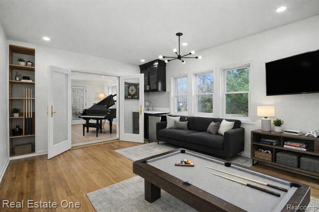 Builiding view eight for 5840 Inkster, West Bloomfield, MI. 48323