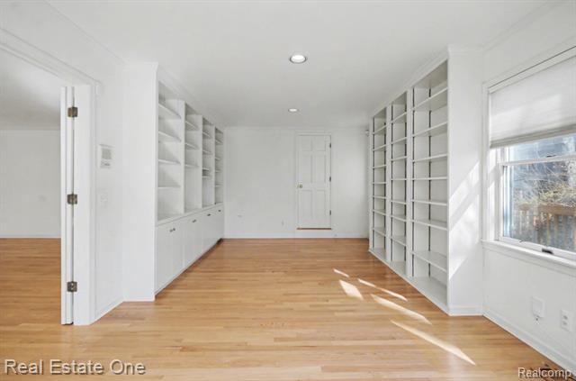 Builiding view eighteen for 5840 Inkster, West Bloomfield, MI. 48323