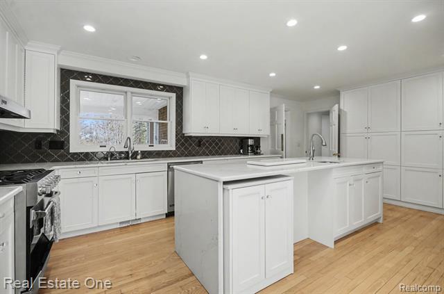 Builiding view ten for 5840 Inkster, West Bloomfield, MI. 48323