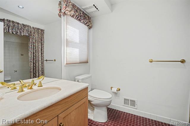 Builiding view thirty five for 5840 Inkster, West Bloomfield, MI. 48323