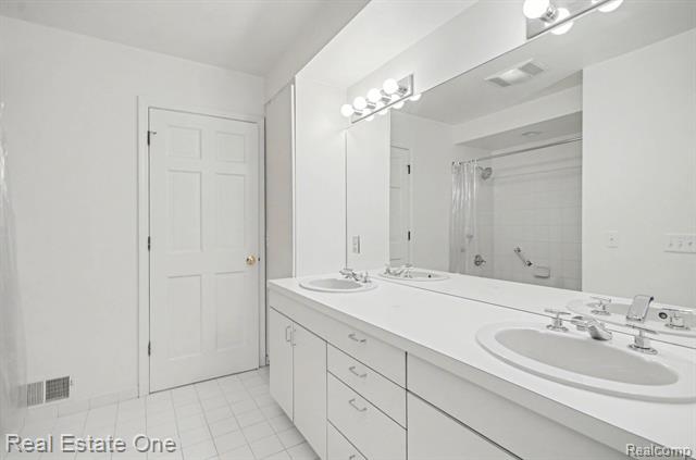 Builiding view thirty three for 5840 Inkster, West Bloomfield, MI. 48323