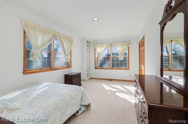 Builiding view thirty for 5840 Inkster, West Bloomfield, MI. 48323