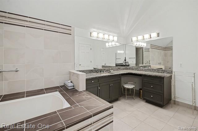 Builiding view twenty eight for 5840 Inkster, West Bloomfield, MI. 48323