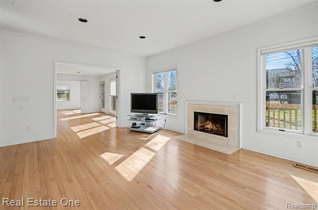 Builiding view twenty four for 5840 Inkster, West Bloomfield, MI. 48323