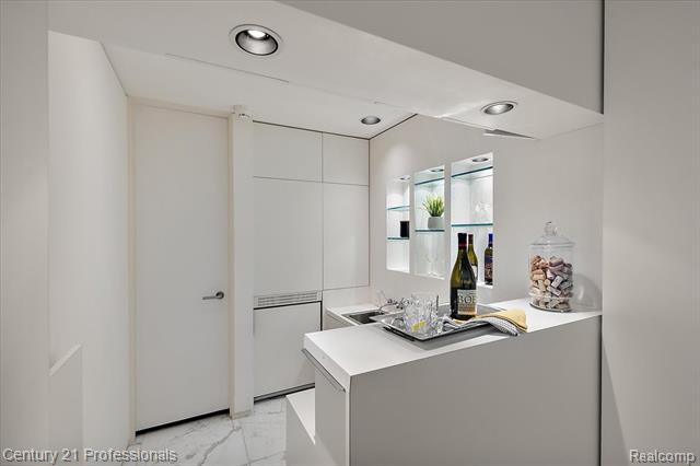 Builiding view eighteen for 5904 Wing Lake, Bloomfield Hills, MI. 48301