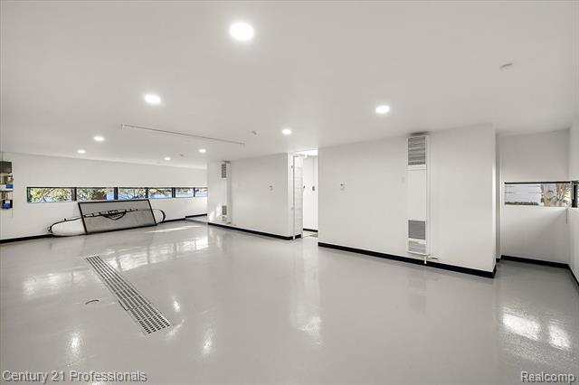 Builiding view fifty one for 5904 Wing Lake, Bloomfield Hills, MI. 48301