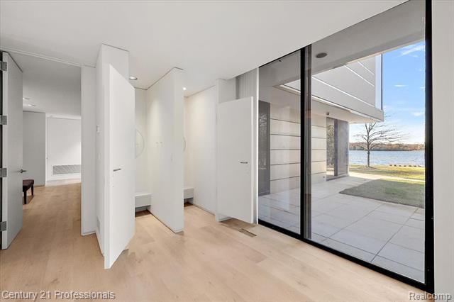 Builiding view forty eight for 5904 Wing Lake, Bloomfield Hills, MI. 48301