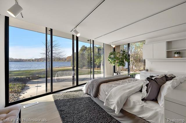 Builiding view forty five for 5904 Wing Lake, Bloomfield Hills, MI. 48301