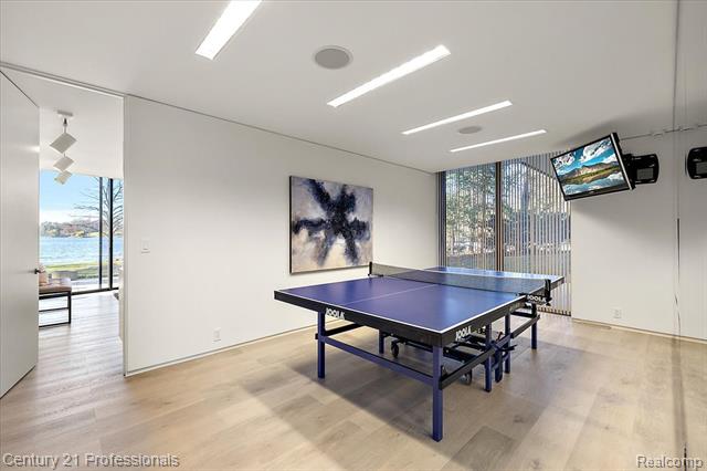 Builiding view forty four for 5904 Wing Lake, Bloomfield Hills, MI. 48301