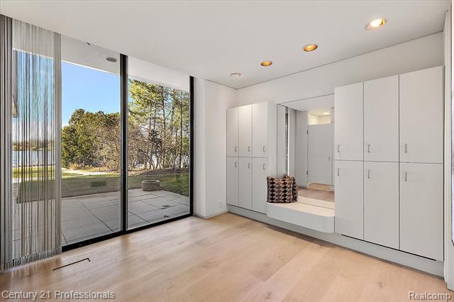 Builiding view forty seven for 5904 Wing Lake, Bloomfield Hills, MI. 48301