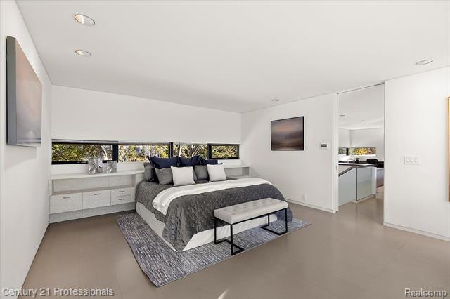 Builiding view thirty five for 5904 Wing Lake, Bloomfield Hills, MI. 48301