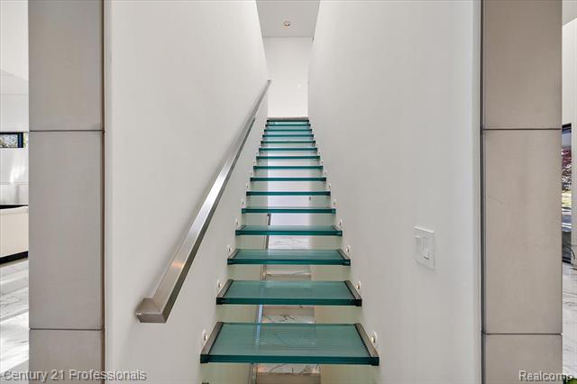 Builiding view thirty one for 5904 Wing Lake, Bloomfield Hills, MI. 48301