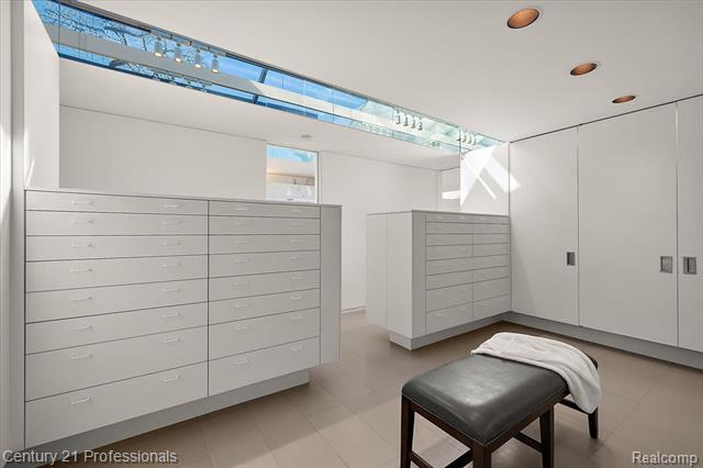 Builiding view thirty seven for 5904 Wing Lake, Bloomfield Hills, MI. 48301