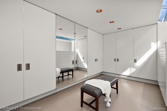 Builiding view thirty six for 5904 Wing Lake, Bloomfield Hills, MI. 48301