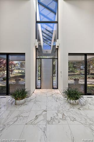 Builiding view thirty for 5904 Wing Lake, Bloomfield Hills, MI. 48301