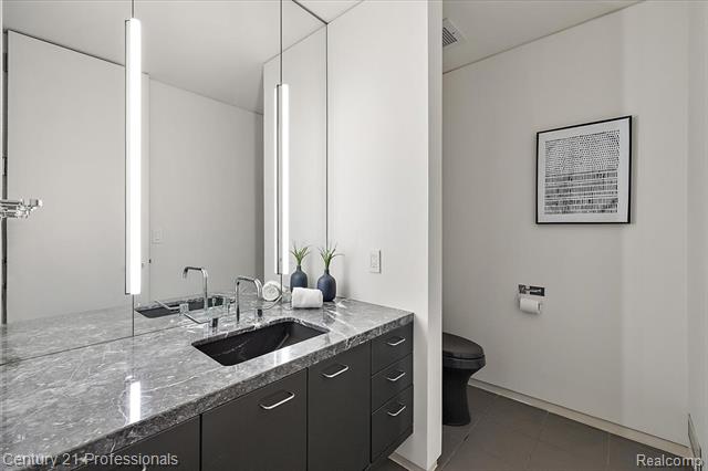 Builiding view twenty eight for 5904 Wing Lake, Bloomfield Hills, MI. 48301