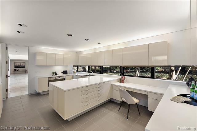 Builiding view twenty four for 5904 Wing Lake, Bloomfield Hills, MI. 48301