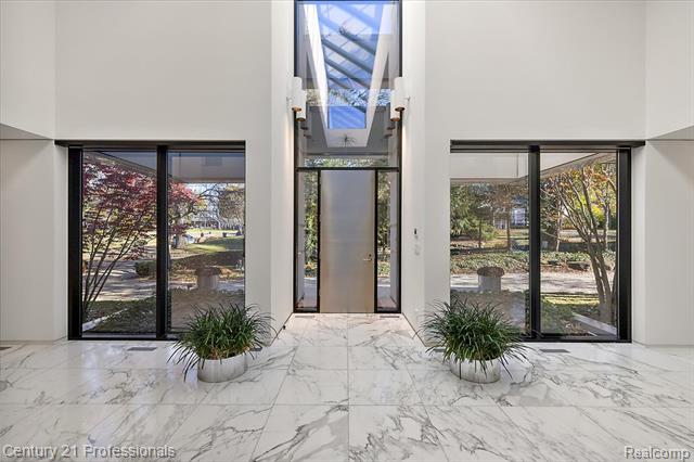 Builiding view twenty nine for 5904 Wing Lake, Bloomfield Hills, MI. 48301