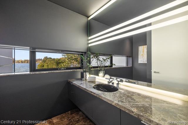 Builiding view twenty for 5904 Wing Lake, Bloomfield Hills, MI. 48301