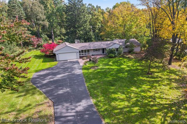 front view for 6041 Eastmoor Rd, Bloomfield Hills, Mi. 48301