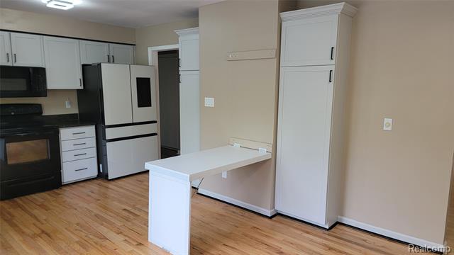 Builiding view ten for 5791 Beauchamp, West Bloomfield, MI. 48322