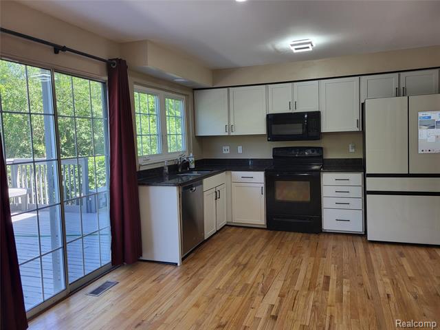Builiding view twelve for 5791 Beauchamp, West Bloomfield, MI. 48322