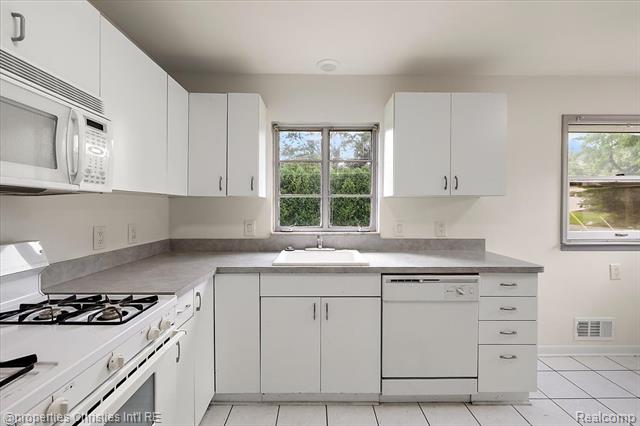 Builiding view eleven for 6030 Lahser, Bloomfield Hills, MI. 48301